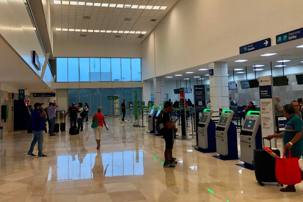 Retraso de horas en vuelos en el aeropuerto de Veracruz