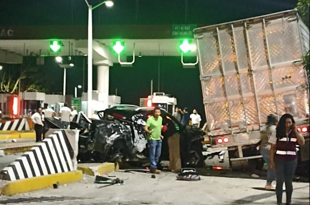 Fuerte accidente en autopista Córdoba-Veracruz deja cuantiosos daños