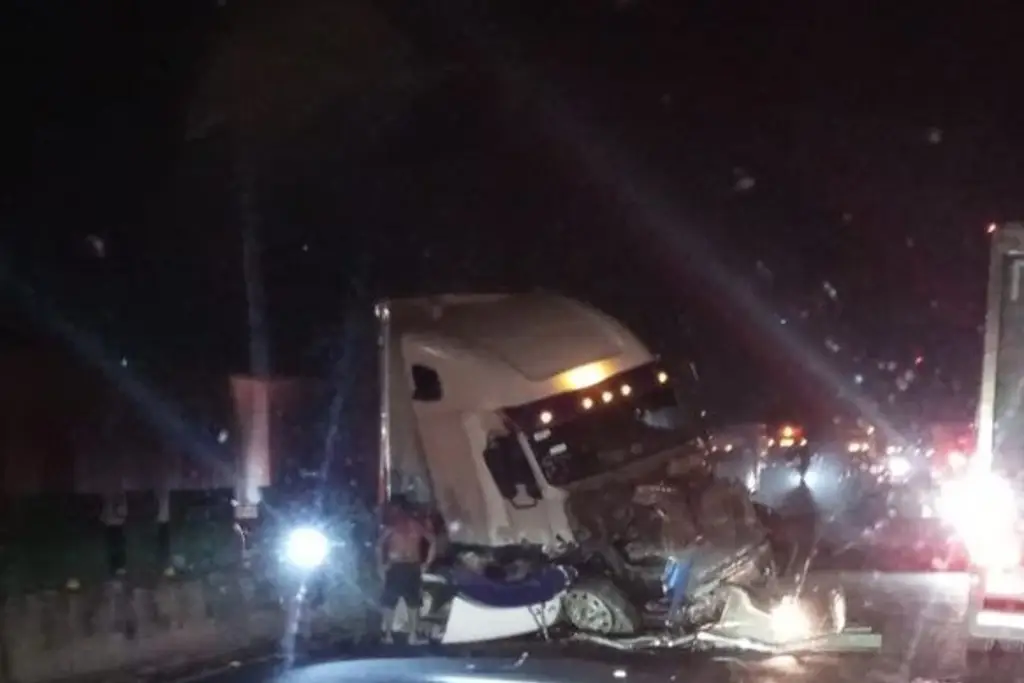 Choque en autopista de Veracruz deja cuantiosos daños y filas de varios kilómetros