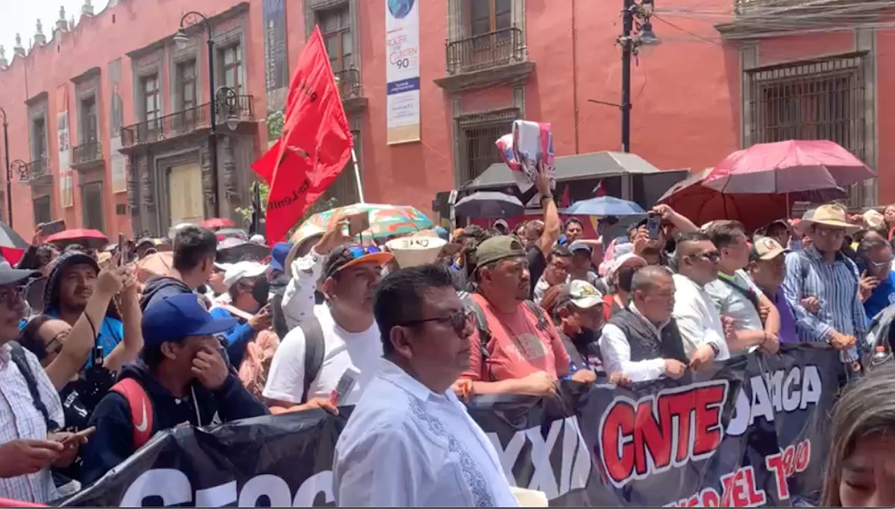 Integrantes de la CNTE presionan para entrar el acto de AMLO por el Día del Trabajo