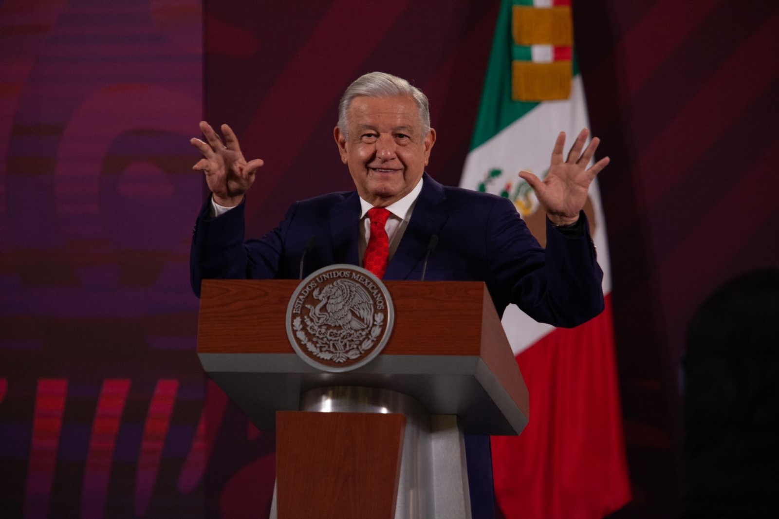 “Está bajando la inflación y el peso está fortachón”: AMLO