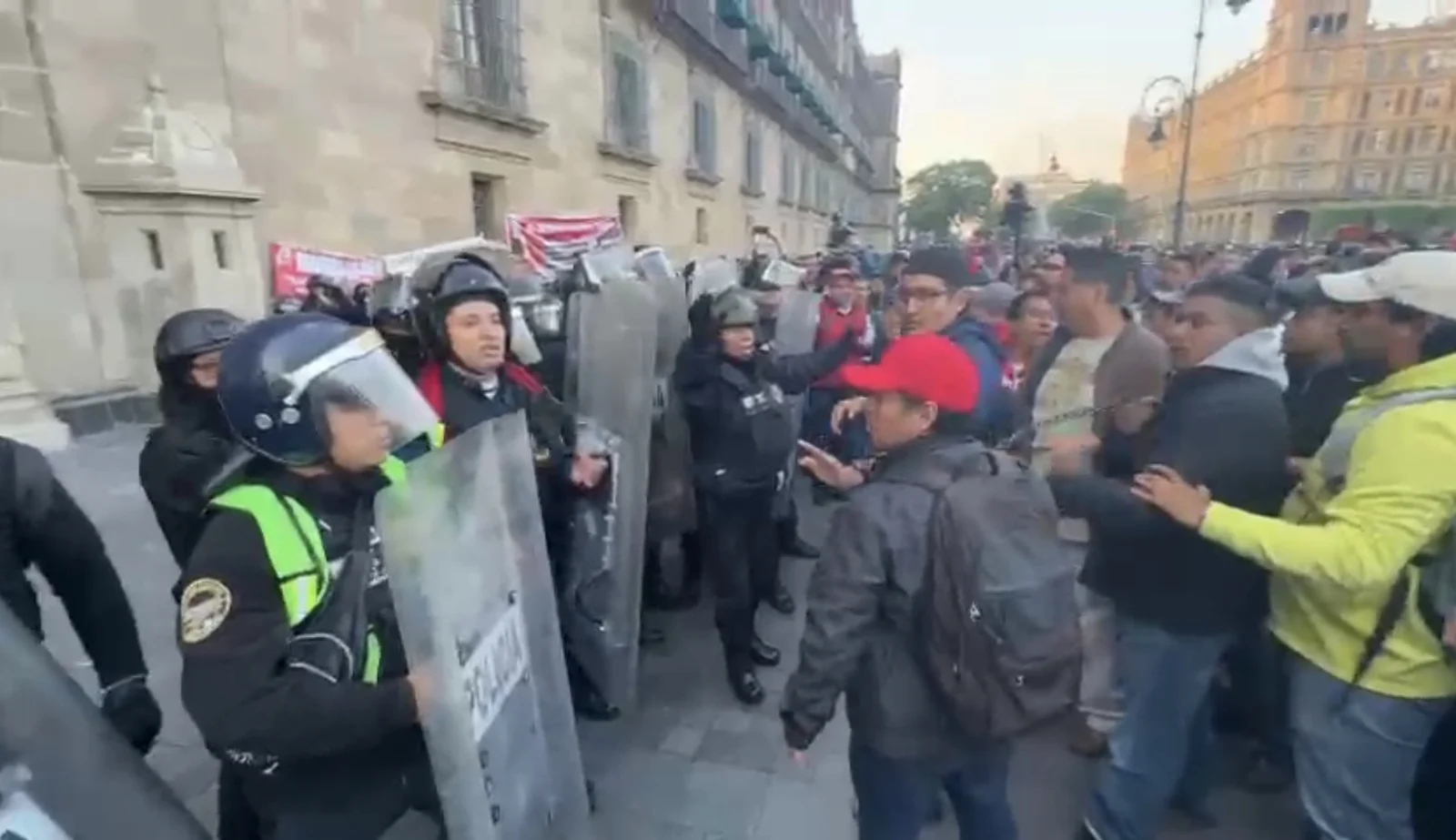 Maestros de la CNTE se enfrentan con policías; intentan entrar a la conferencia de AMLO