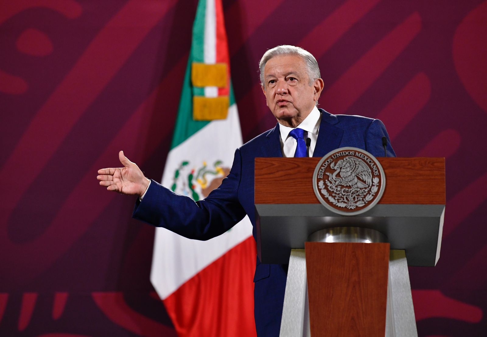 “Muchas gracias”, es un orgullo que me hayan declarado persona non grata en Perú: AMLO