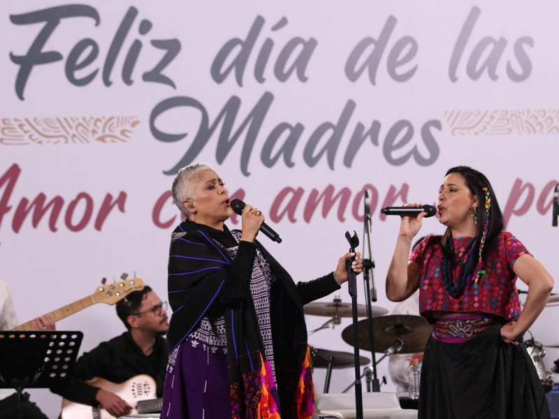 López Obrador felicita y regala concierto a las madres en su día