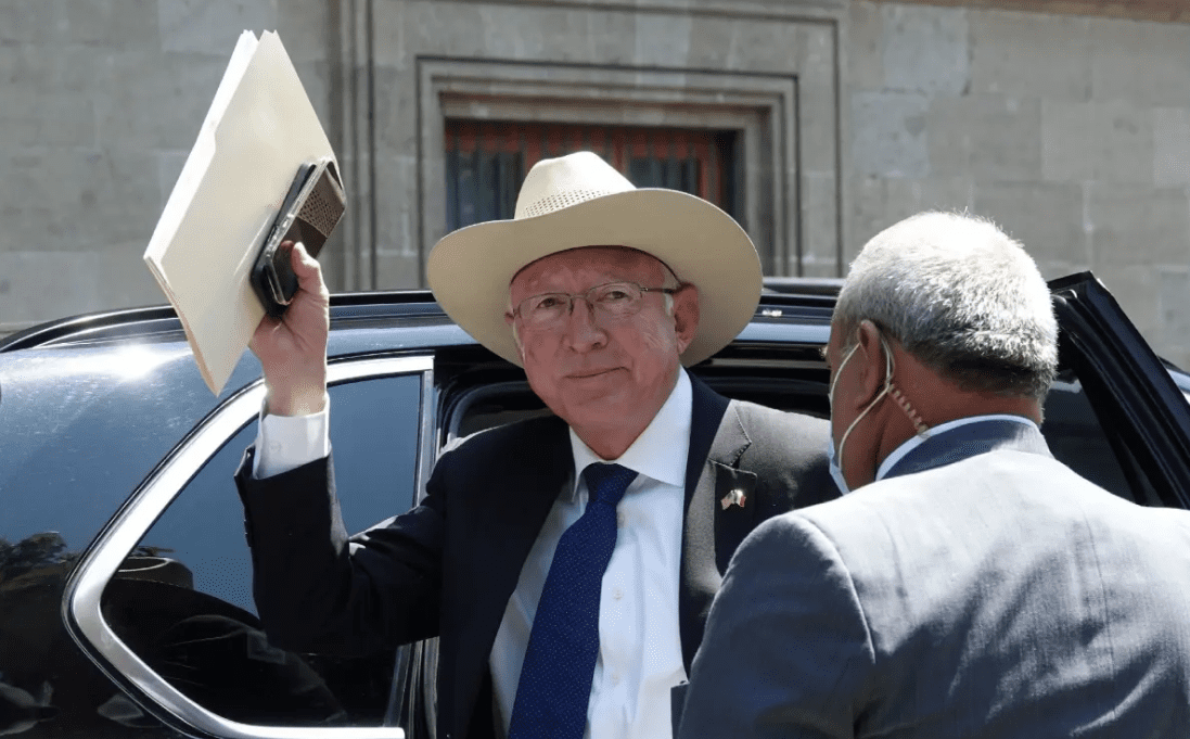 AMLO habló con embajador de EU, Ken Salazar, de migración