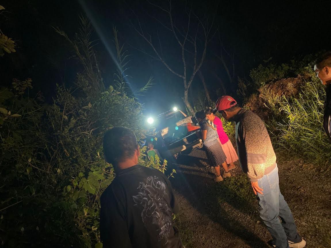 Después de 12 horas rescatan a joven que cayó a un barranco en Fortín