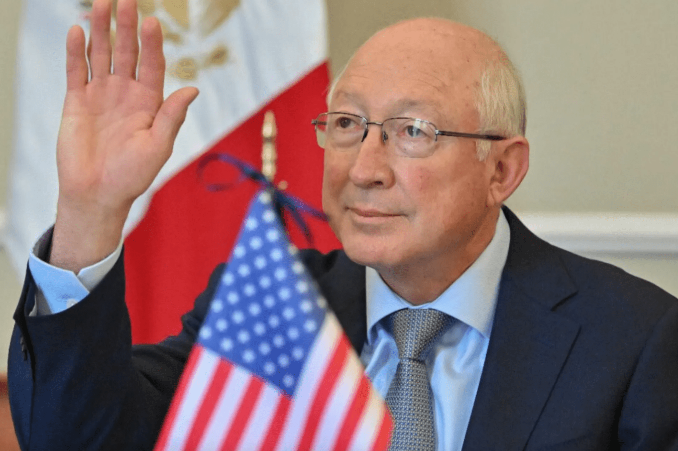 EE.UU. trabaja para frenar tráfico de armas a México: Ken Salazar