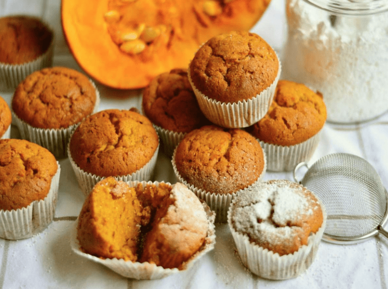 Oso glotón entra a panadería y se come 60 cupcakes