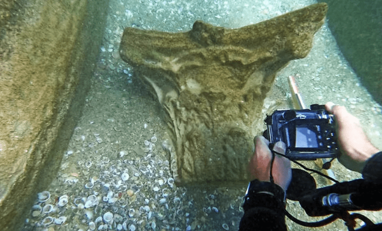 Un nadador encontró un tesoro de 1.800 años de antigüedad en el fondo del mar a 200 metros de la costa