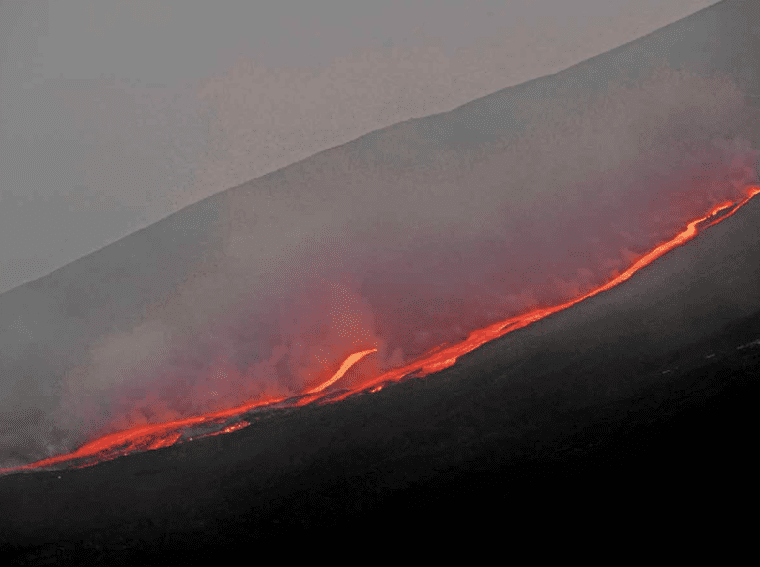 Volcán Etna paraliza aeropuertos en Italia