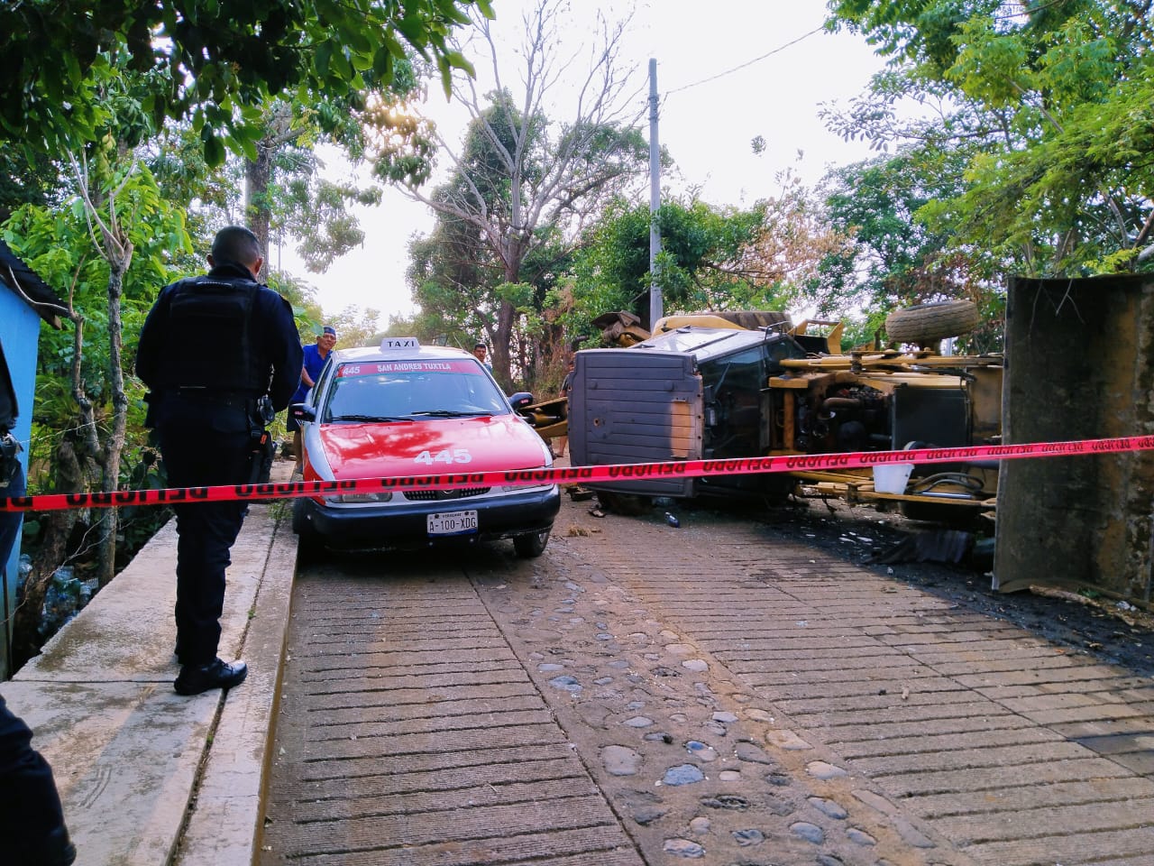 🚨 Vuelca retroexcavadora tras supuesta falla mecánica.