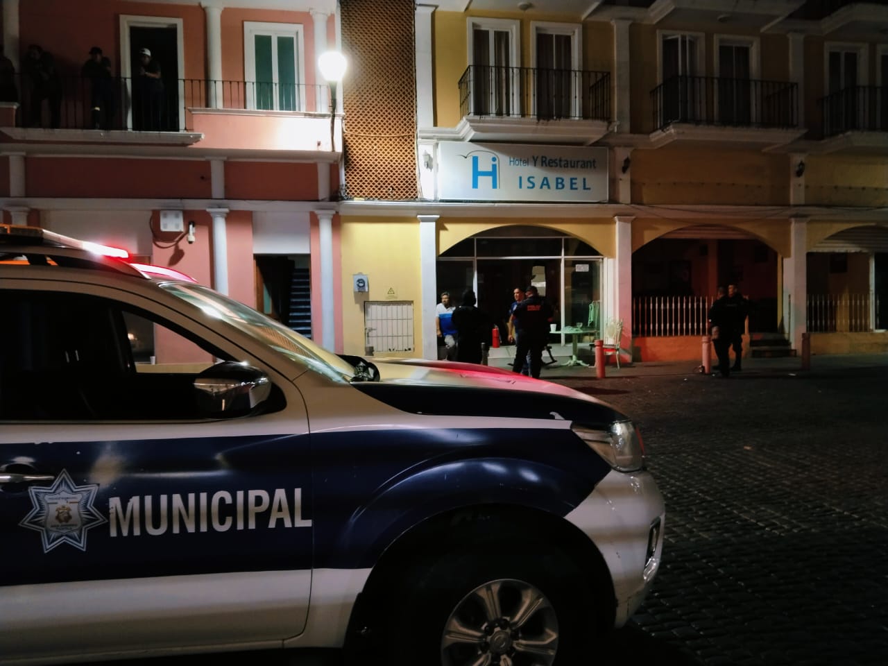 🚨 Posible corto circuito causa alarma entre inquilinos del Hotel Isabel.