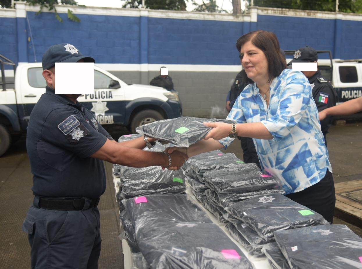 Inflaron precios de uniformes de policía municipal de San Andrés Tuxtla