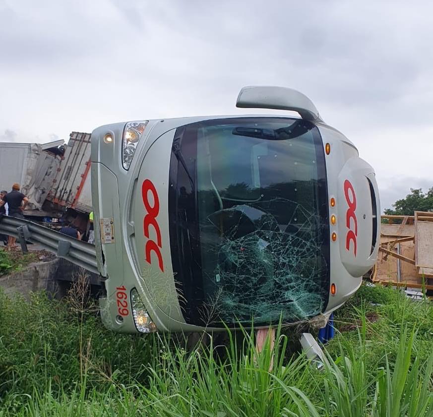 Un muerto y 14 lesionados deja accidente en autopista en Cosamaloapan.