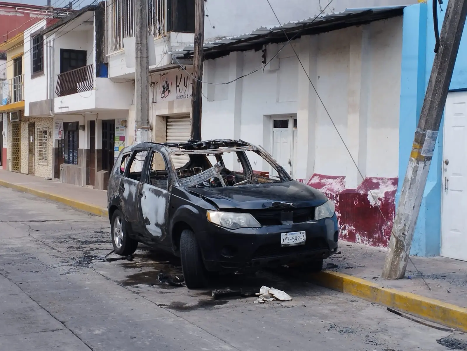 Tras discutir con su pareja, mujer prende fuego a camioneta en Mendoza