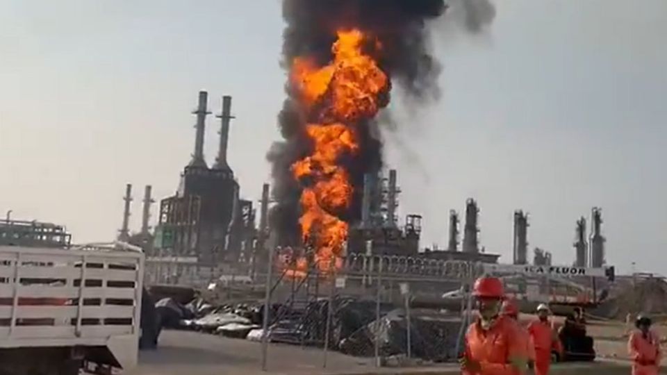 Se registra fuerte incendio en una refinería de Salina Cruz, Oaxaca