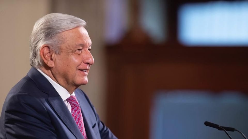 «No soy millonario»: AMLO defiende ser beneficiario de la Pensión de Bienestar