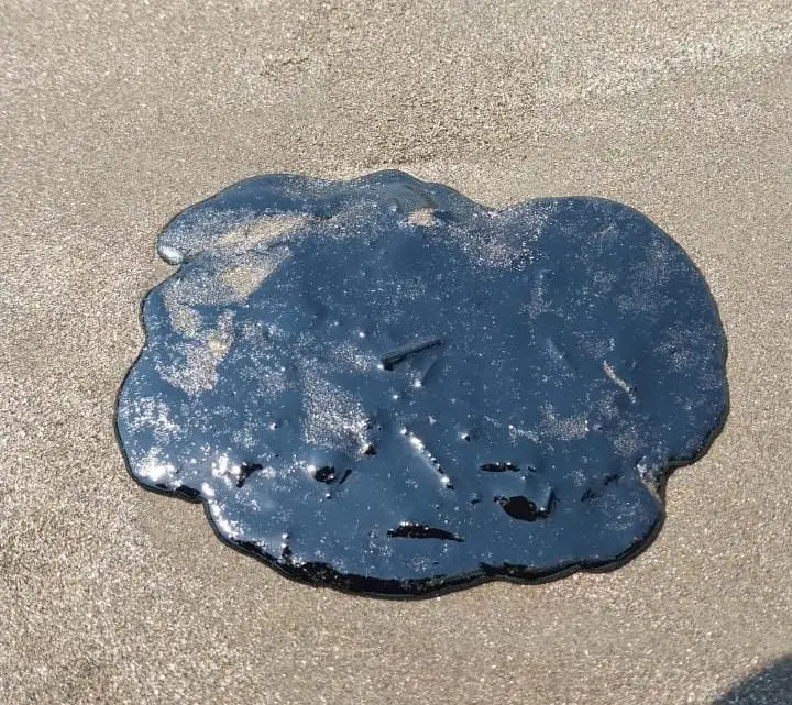 Manchas negras aparecen en playa Mata de Uva; creen que es petróleo crudo