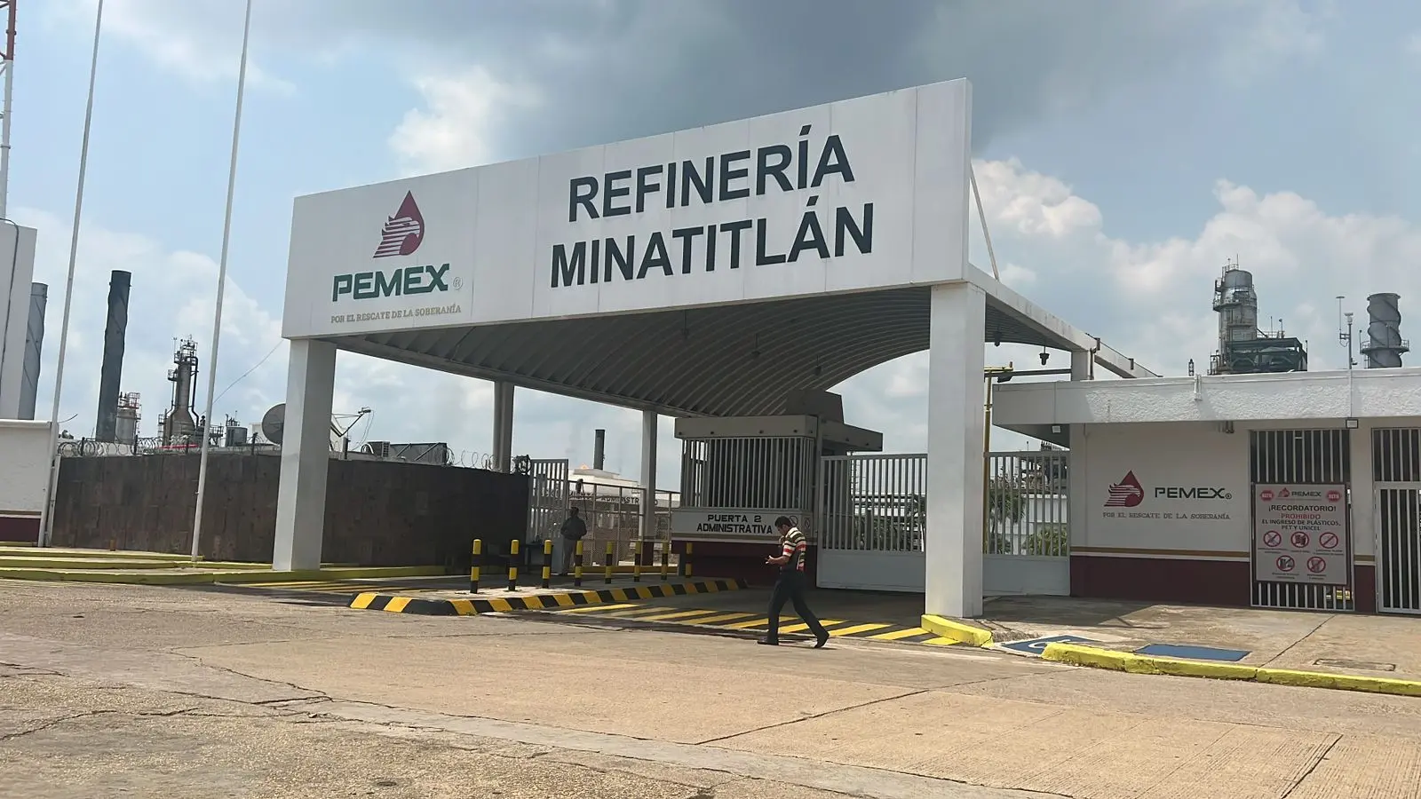 Tras incendio, continúan labores en refinería de Minatitlán