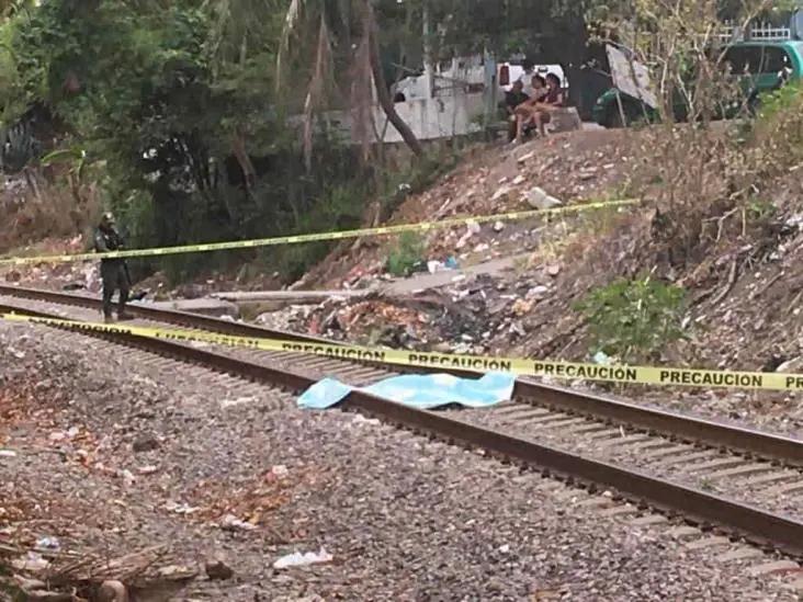 Tren mutila y mata a hombre cuando cruzaba las vías en Cardel