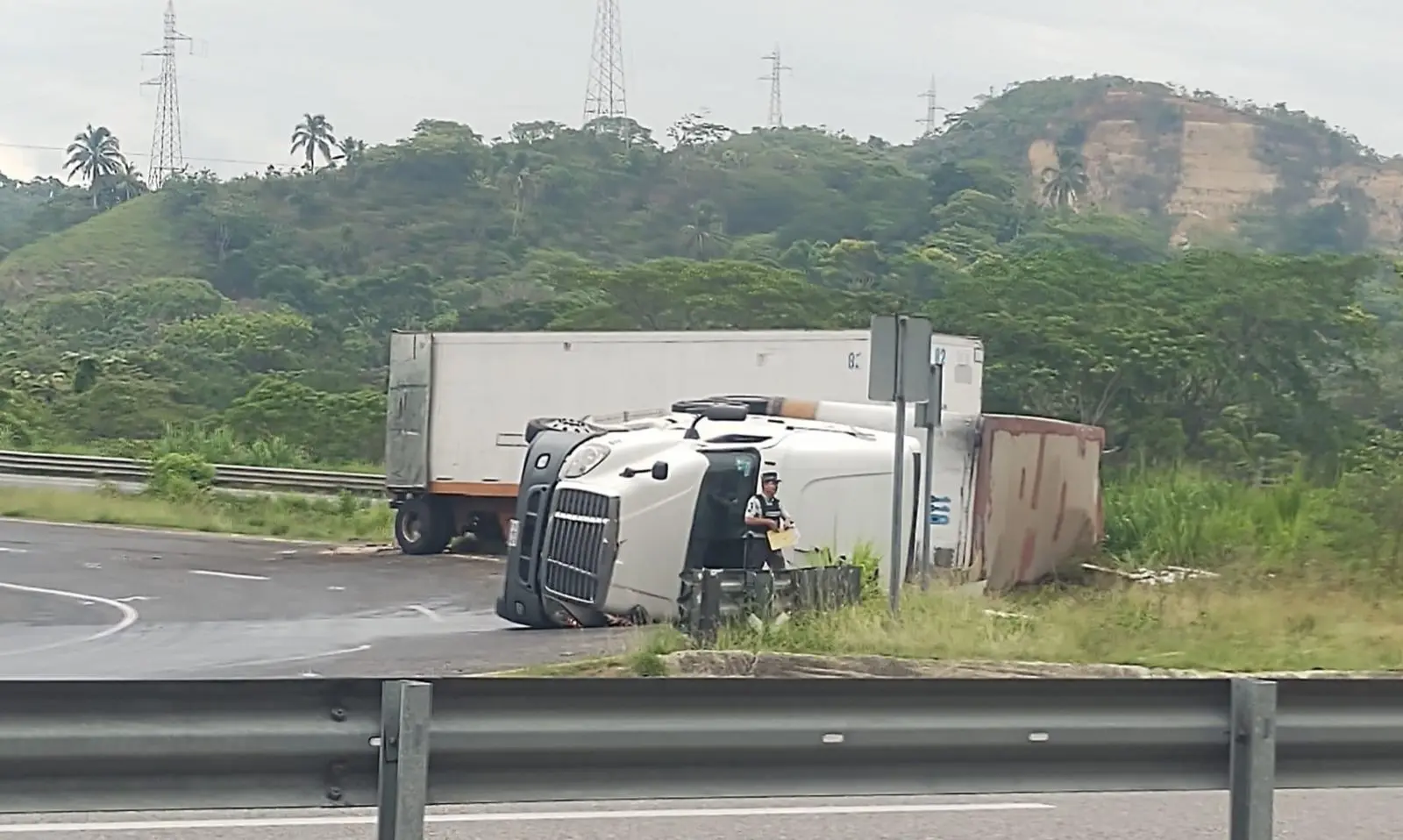 Rapiñan lavadoras, estufas y pantallas de tráiler volcado en Moloacán