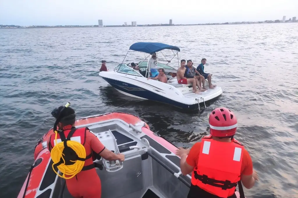 Rescatan a 9 personas en yate a la deriva en Boca del Río, Veracruz