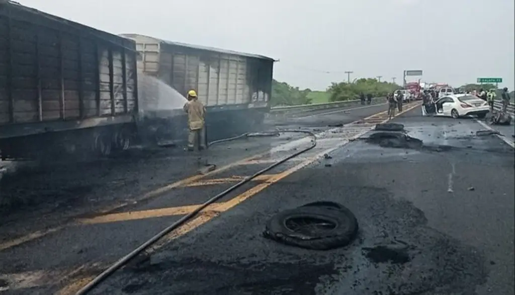 Tráiler y auto, involucrados en choque del libramiento Cardel-Xalapa: PC