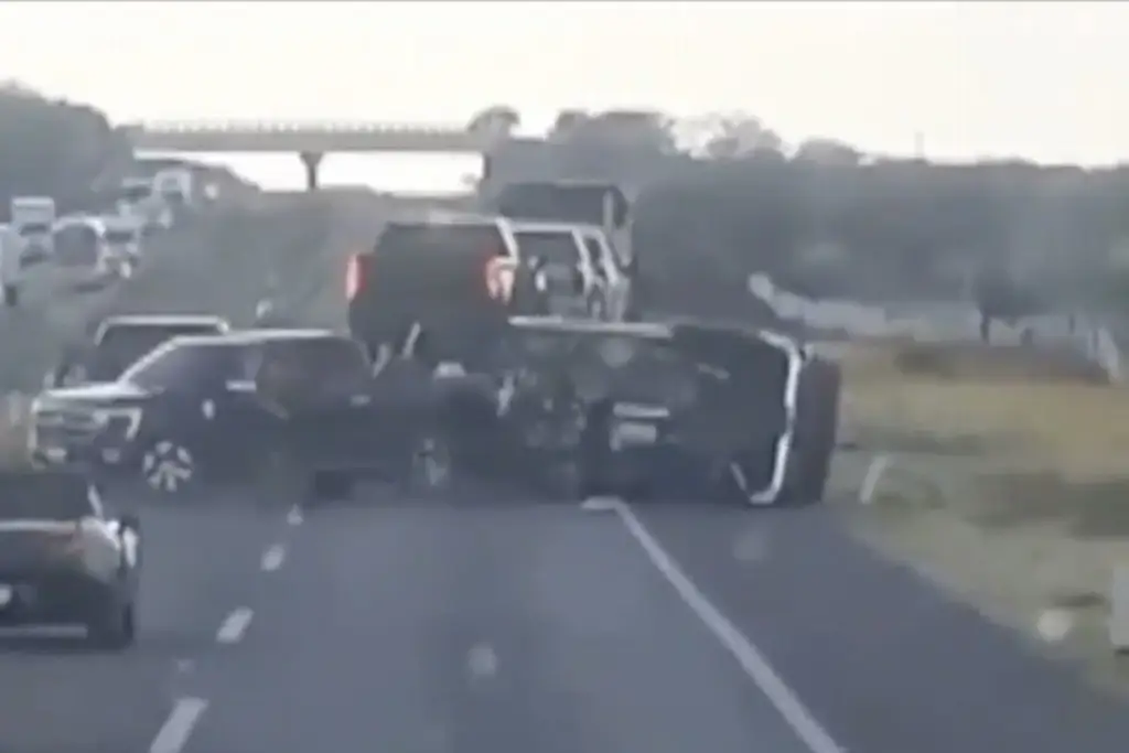 Cierran autopista media hora para robar 3 camionetas de lujo a nodriza