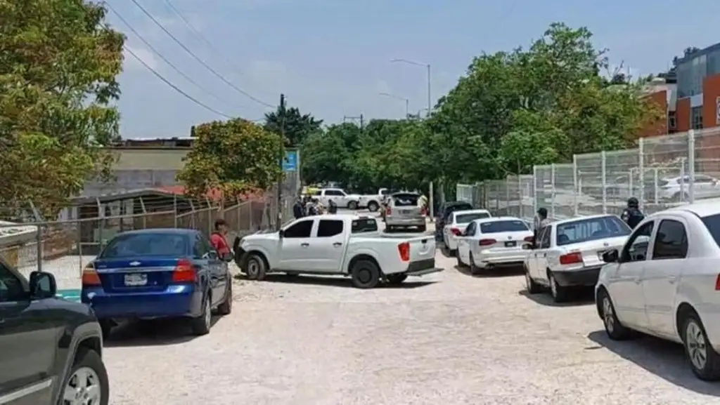 Deja 2 muertos y un lesionado balacera afuera de colegio