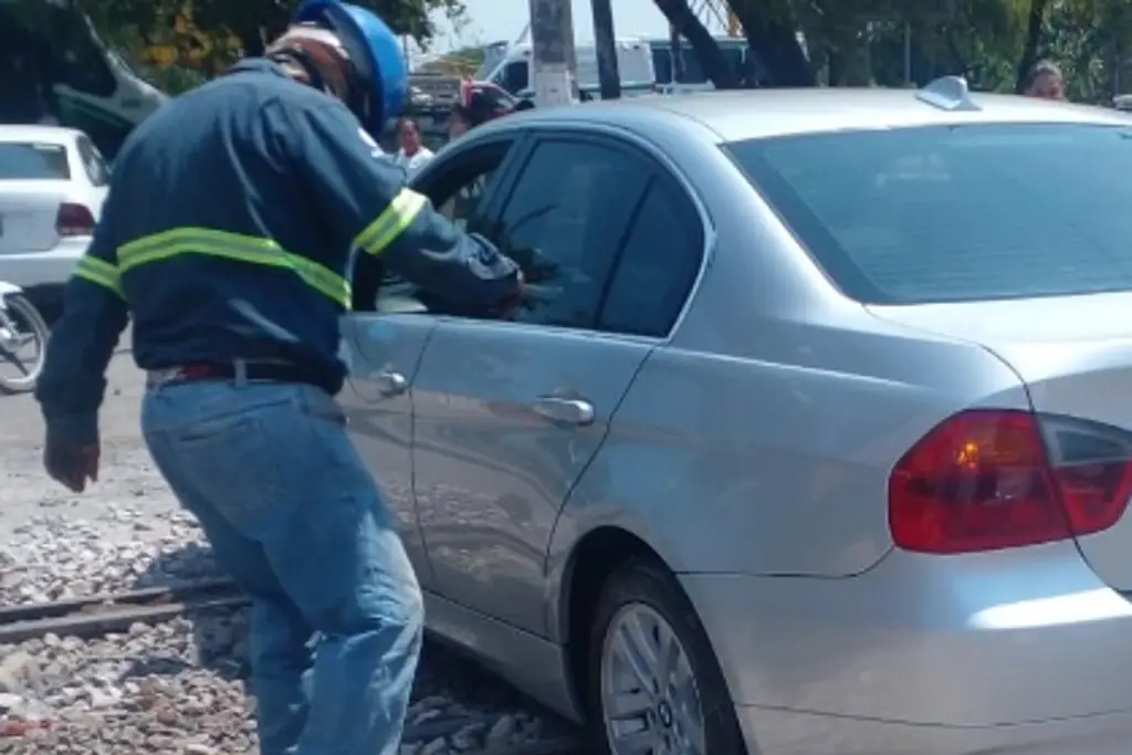 Carro se queda atorado sobre las vías del tren en carretera Veracruz-Xalapa