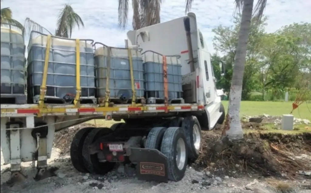 Dos mu3rtos y un herido al impactar tráiler a camioneta en caseta de Plan del Río