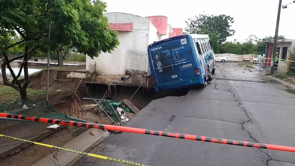 Camión urbano se va a deslave en Torrentes de Veracruz