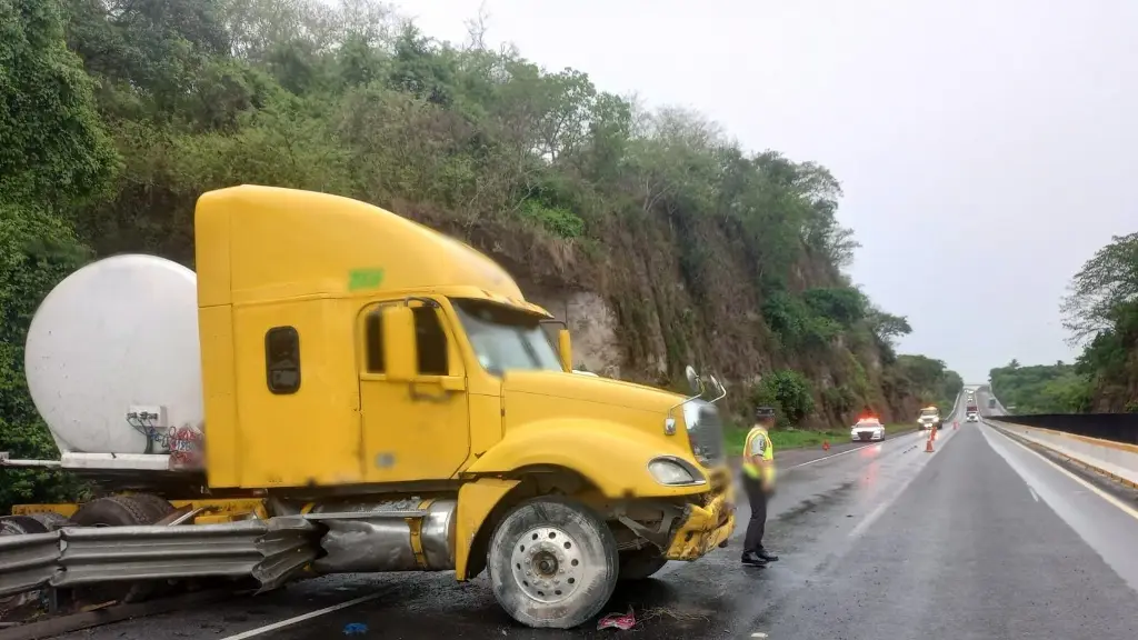 Accidente causa cierre en autopista La Tinaja-Veracruz