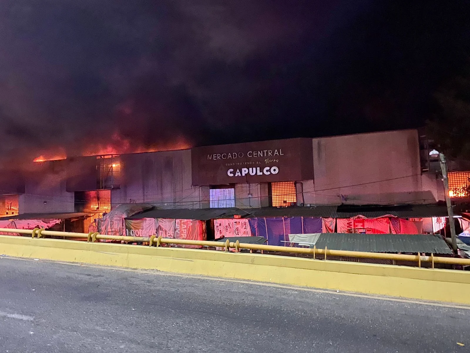 Incendio en el mercado de Acapulco consume 400 locales