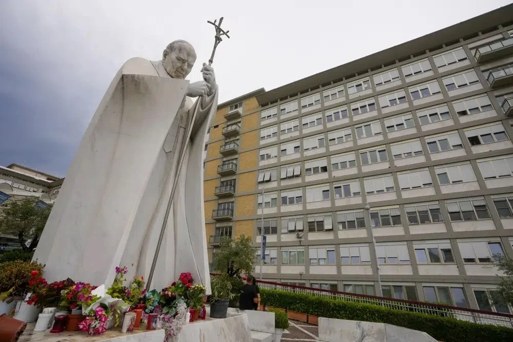 Vaticano: El papa recibirá el alta “en los próximos días”