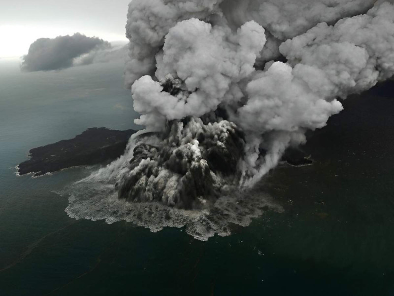 Volcán Anak Krakatoa de Indonesia entra en erupción