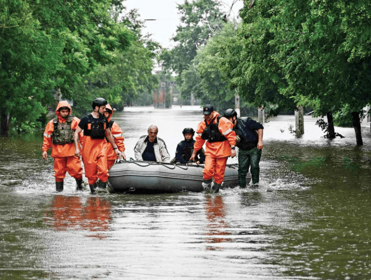 Balean buque con víctimas de inundación