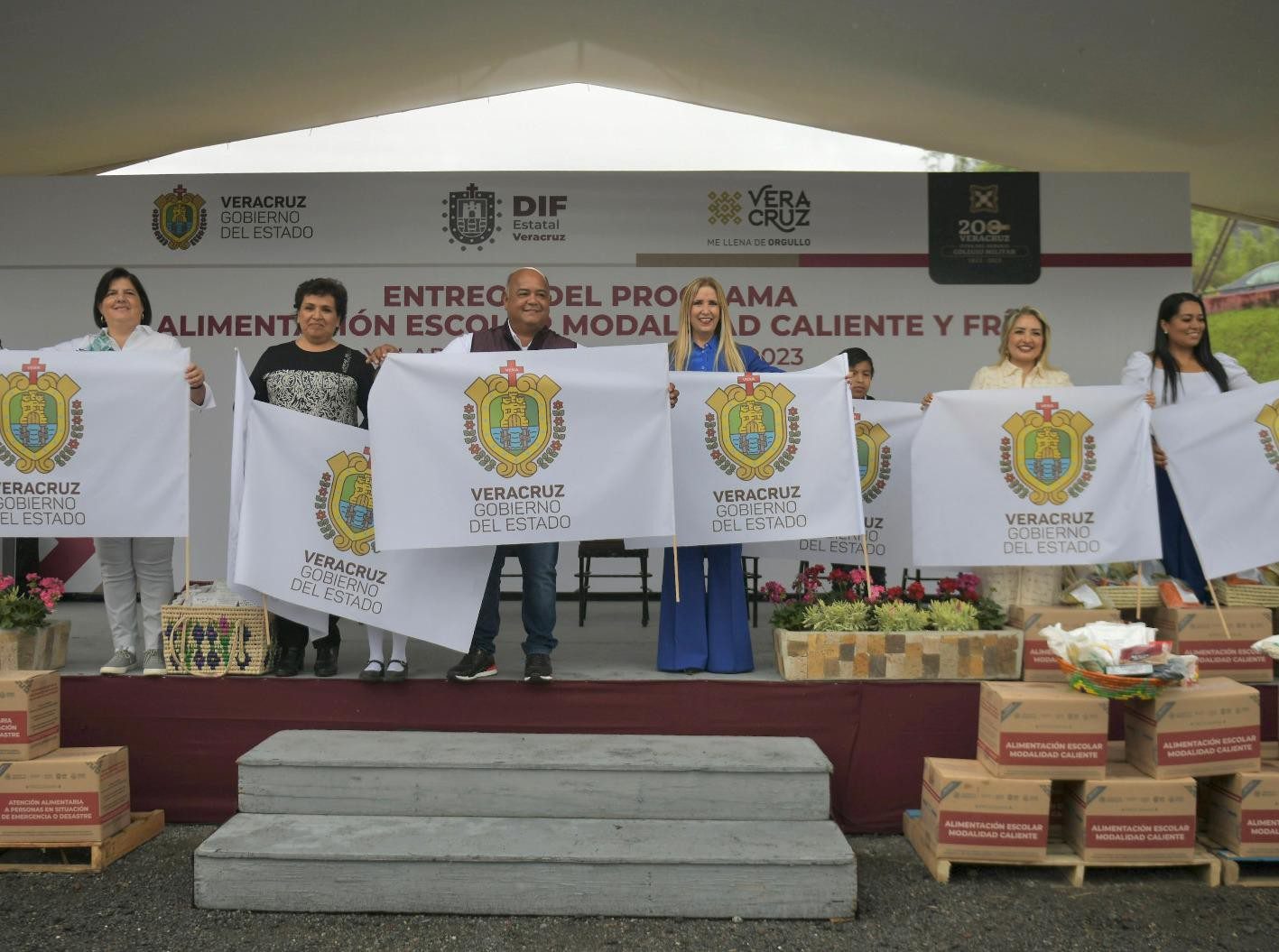 Eric Cisneros y titular del DIF Estatal, Rebeca Quintanar dan banderazo al Programa de Alimentación Escolar