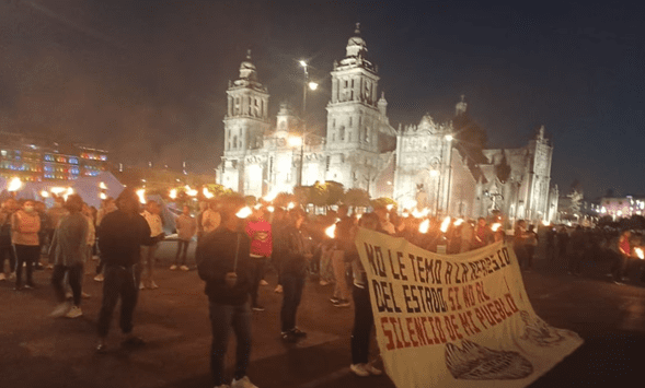 Estudiantes de la Normal Rural Mactumactzá se manifiestan con antorchas frente a Palacio Nacional