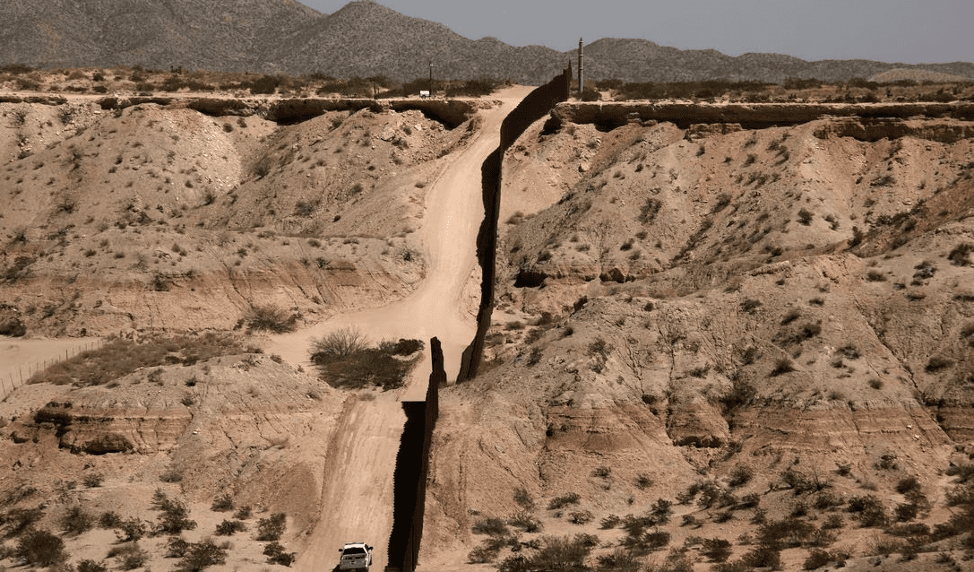 Fallec3 niño migrante tras ser rescatado con su familia en el desierto de Arizona