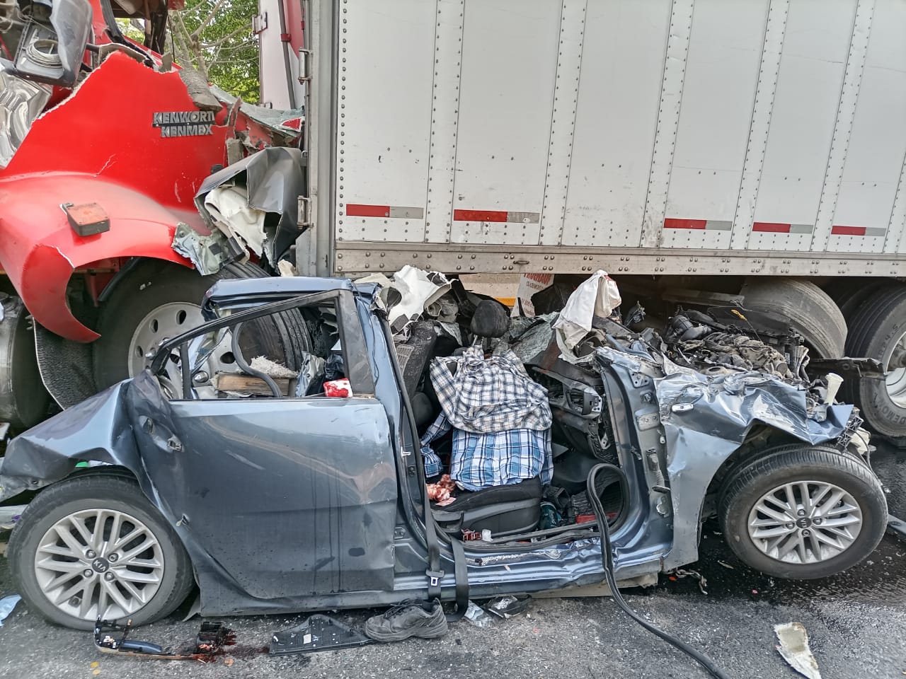 CIERRE EN AUTOPISTA LA TINAJA COSOLEACAQUE, POR ACCIDENTE AUTOMOVILÍSTICO.