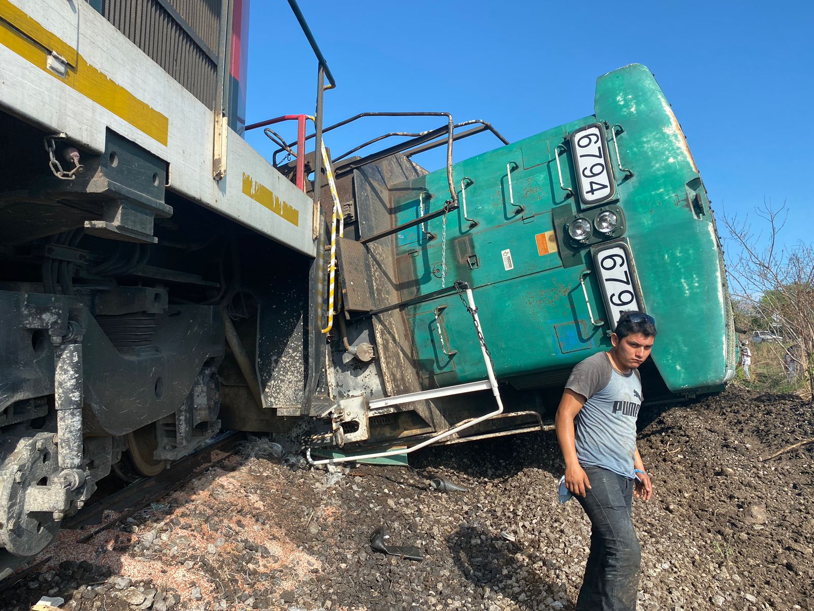 Se descarrila el tren tras impactar a un tractocamión