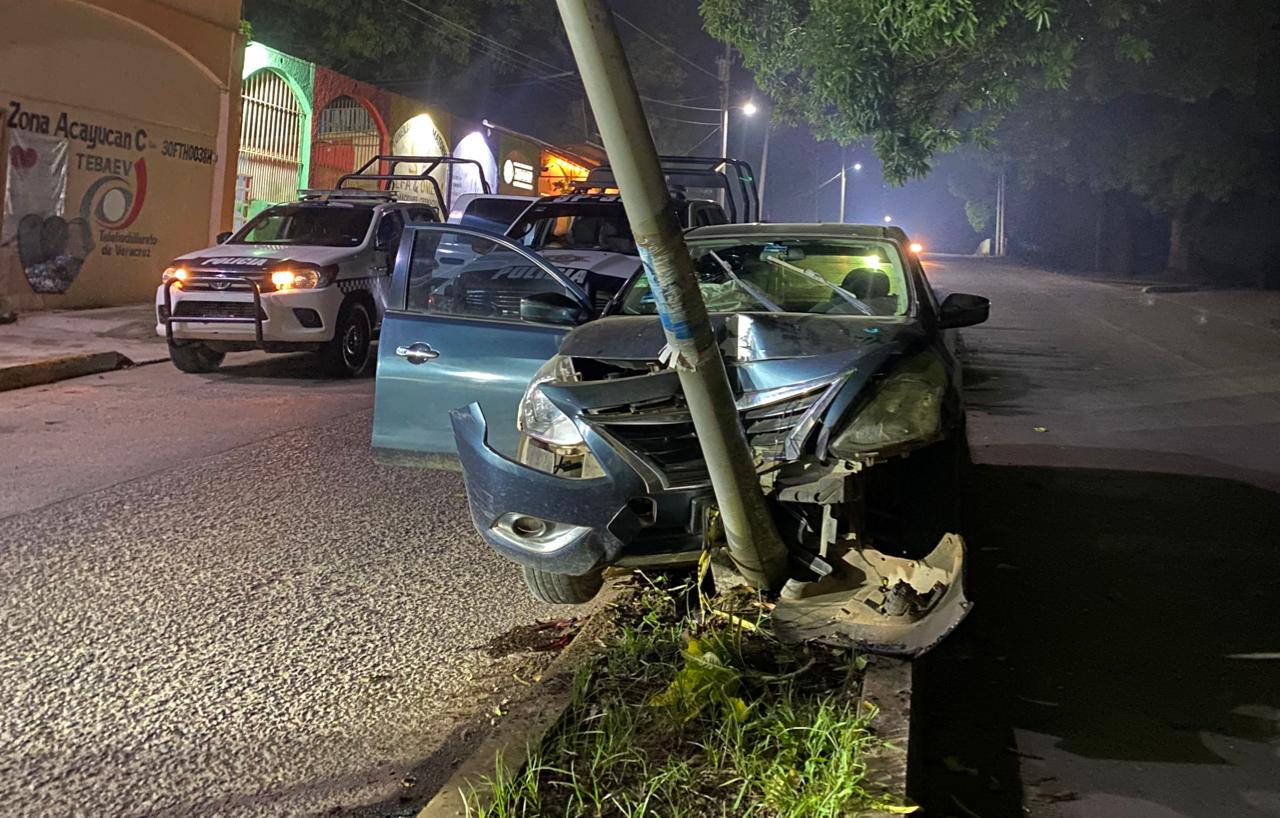 Automovilista pierde el control y choca contra el camellón en bulevar Oluta – Acayucan.