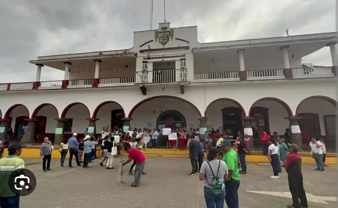 Liberan palacio de Amatlán de Los Reyes, con promesa de reubicar basurero