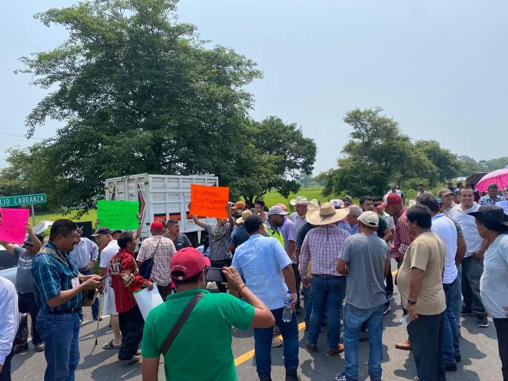 Bloquean carretera Cardel-Poza Rica: exigen pavimentación de 28 kilómetros