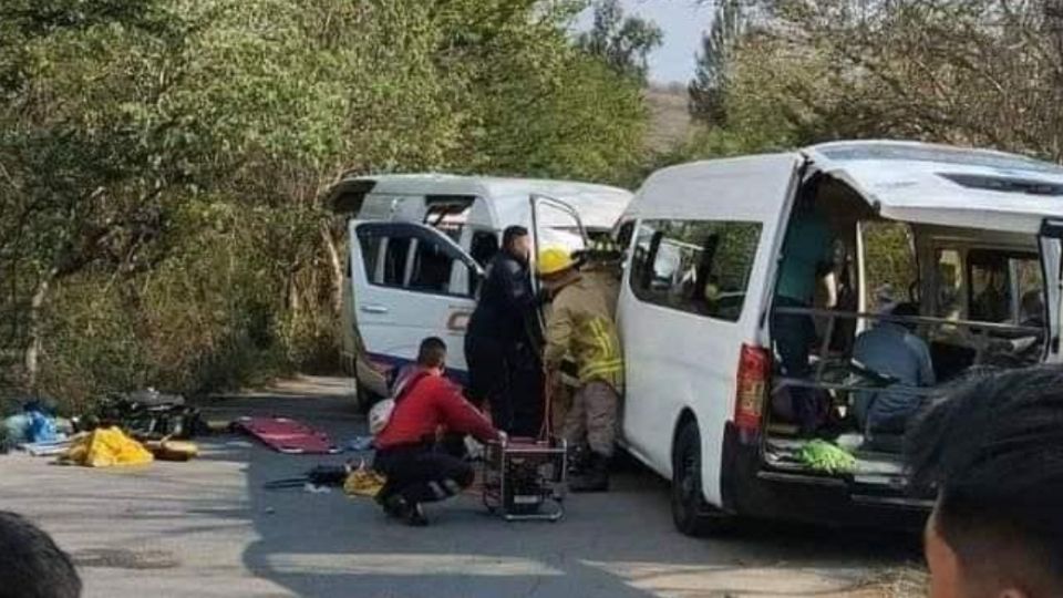 Tragedia en la carretera Tixtla-Atliaca, muere un bebé y 34 personas terminan lesionadas en un accidente vial