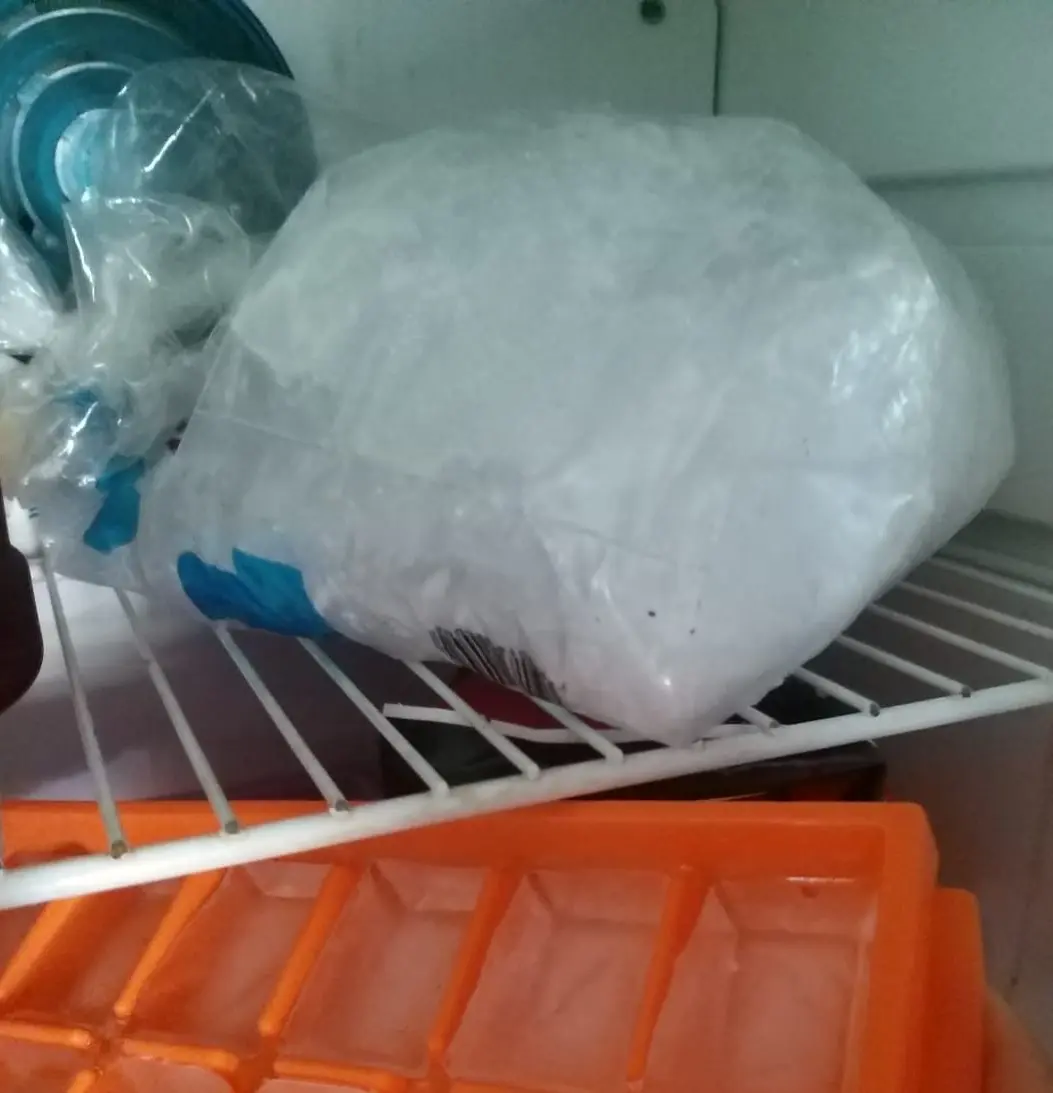 Hielo escasea en municipios de Veracruz; bolsas se venden en 100 pesos