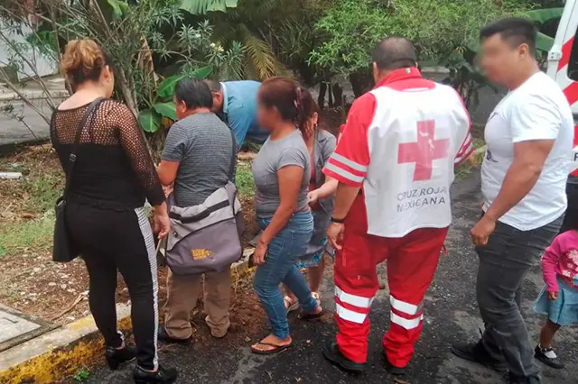 Mujer cae en socavón de 3 metros; iba de compras en Córdoba