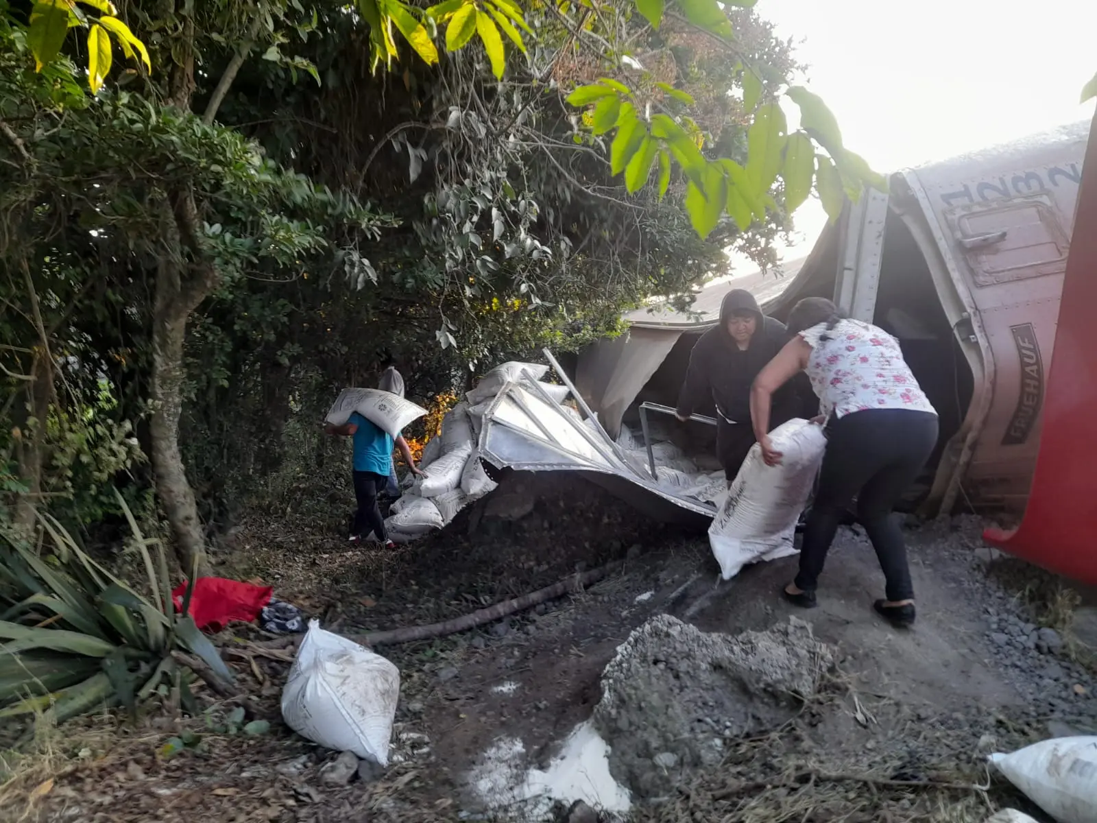 Vuelca tráiler con bultos de azúcar en la Puebla-Córdoba y lo rapiñan