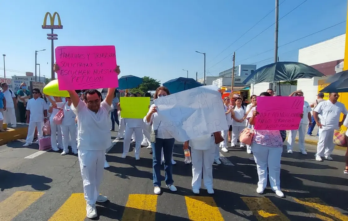 Bloquean avenida Cuauhtémoc por falta de climas en IMSS de Veracruz